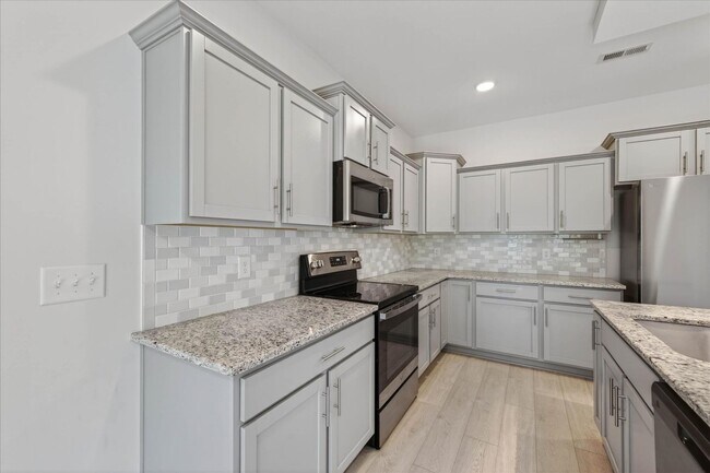 Building Photo - 4 Bedroom Pet Friendly Home For Rent with Club House, Comm. Pool, & Comm Gym Access!
