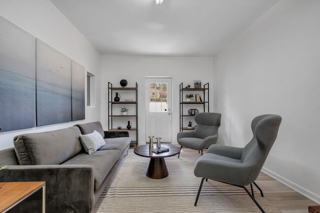 Building Photo - 3421 Sunnyside Dr