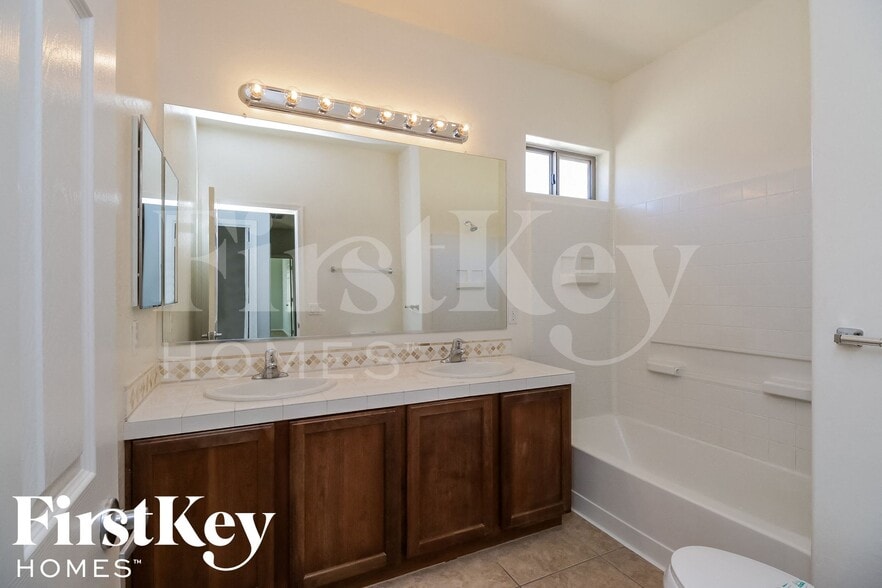 Building Photo - 797 W Vineyard Plains Dr