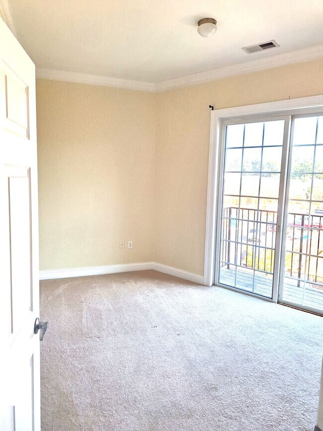 Building Photo - 3 bedroom/ 2 bathroom- Bennington on the Park