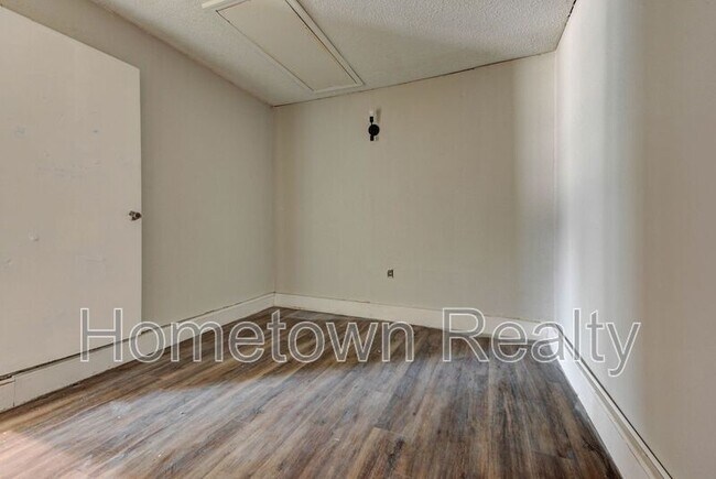 Building Photo - 208 W Shadywood Dr