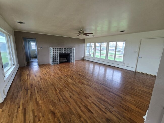 Building Photo - 4 bed, 3 bath house in the country