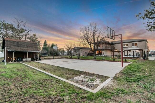 Building Photo - Beautiful 5-Bedroom Home in Sandy!