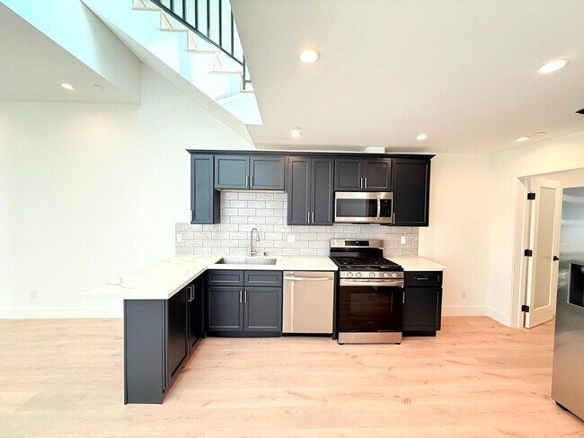Building Photo - Beautiful Modern Luxury 4 Story Townhome - 4 bed - 3.5 bath with Rooftop Deck in Silver Lake