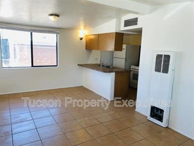 Building Photo - 1654 N Beverly Ave