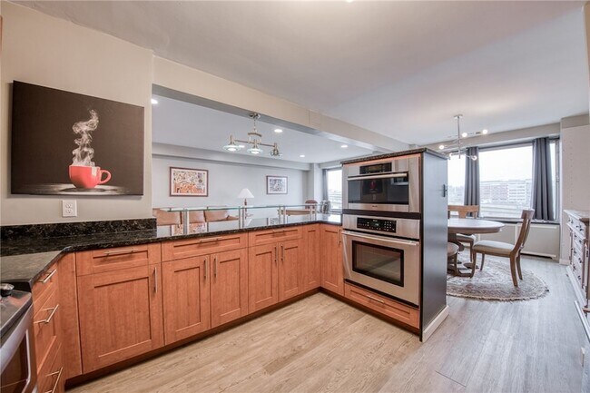 Building Photo - 320 Fort Duquesne Blvd