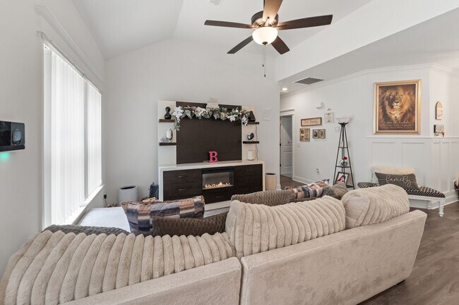 Building Photo - Comfort & Style Meet in This Beautiful 4 Bedroom Midway Home