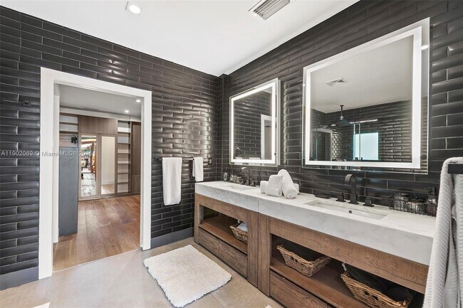 Building Photo - 970 S Shore Dr