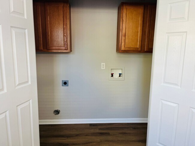 Building Photo - Wow! Check out this charming 3 bedroom 2.5...