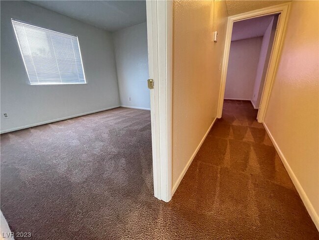 Building Photo - 574 Roxella Ln