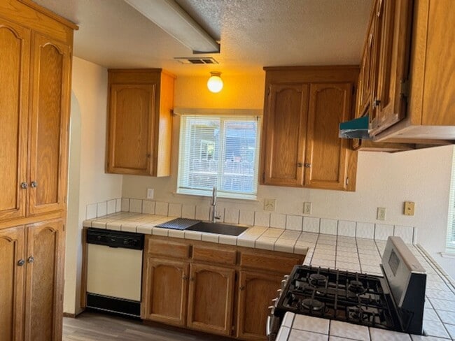 Building Photo - North Hilltop Home with 2 Car Garage