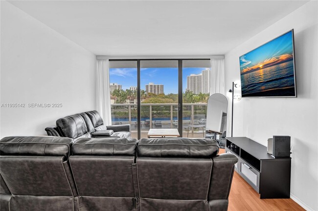 Building Photo - 3675 N Country Club Dr