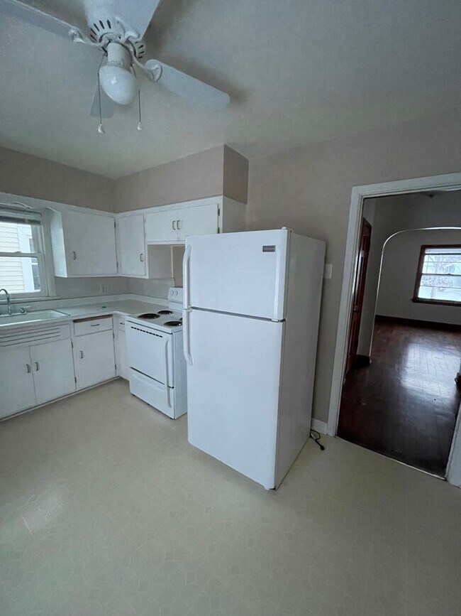 Building Photo - 2828 S 48th St