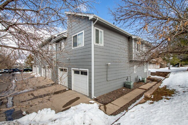Building Photo - Spacious open plan three bed two bath townhome for rent