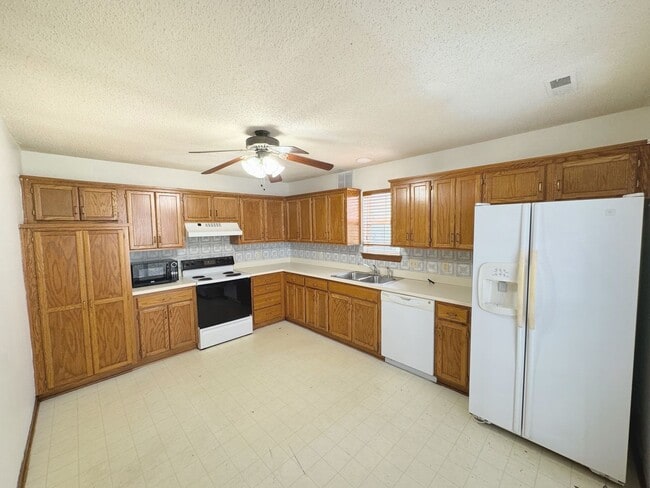 Building Photo - Comfortable Living