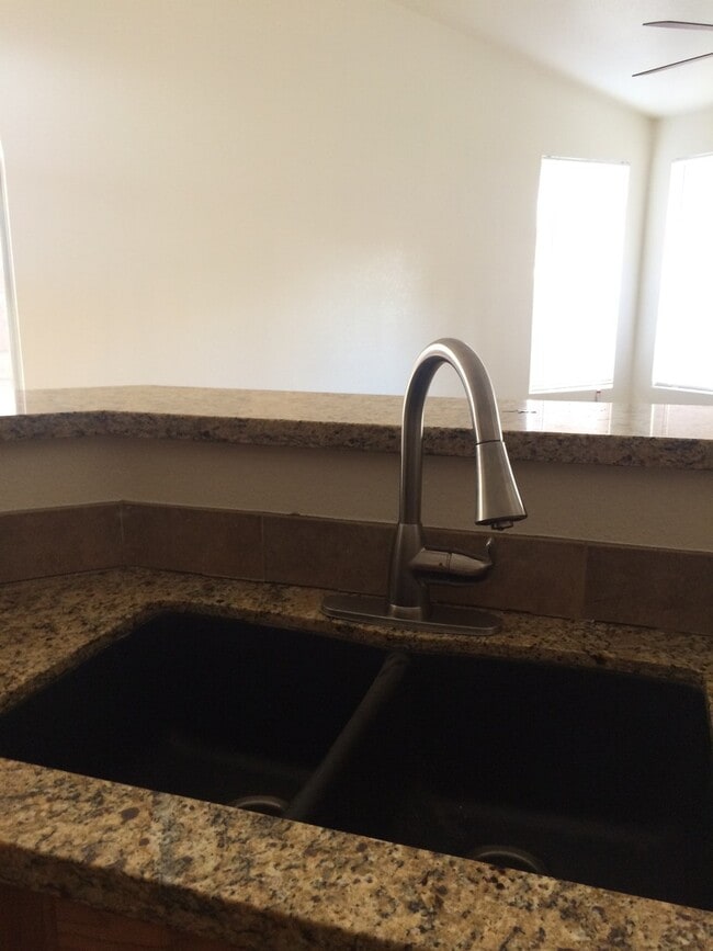 Building Photo - Beautiful 3 bedroom 2 bath North Phoenix h...
