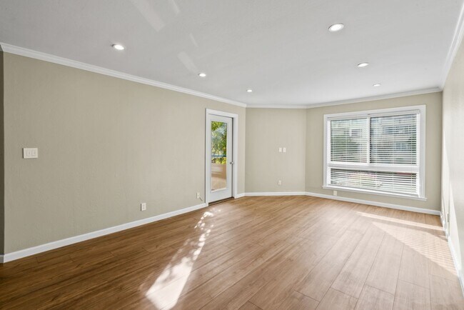 Building Photo - Cutest Condo on the Market!