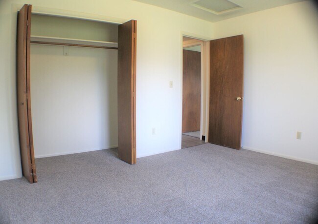 Building Photo - Spacious and charming conveniently located...