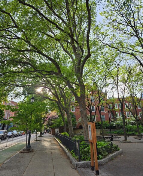 Building Photo - 1104 Pine St