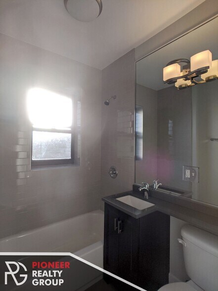 Building Photo - 711 W Brompton Ave