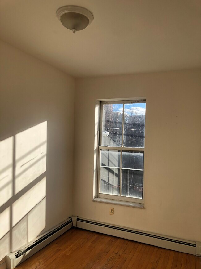 Building Photo - 218 6th St