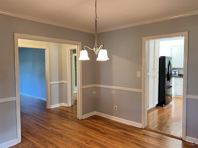 Building Photo - 2855 Riverview Rd