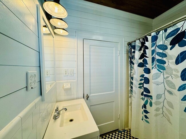 Building Photo - Available this Summer!! Beautiful 3 bed, 2 bath home located in Ardsley Park in Savannah, Ga!!