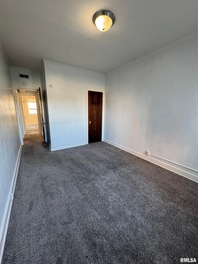 Building Photo - 2028 7th Ave