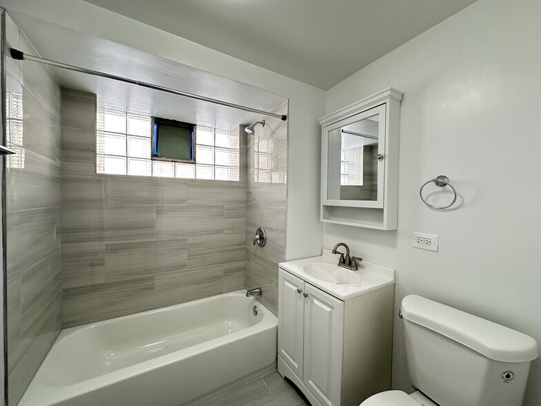 Building Photo - 6715 N California Ave