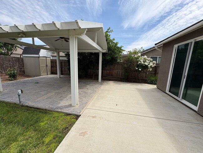Building Photo - 3 Bedroom Home located NW Visalia!