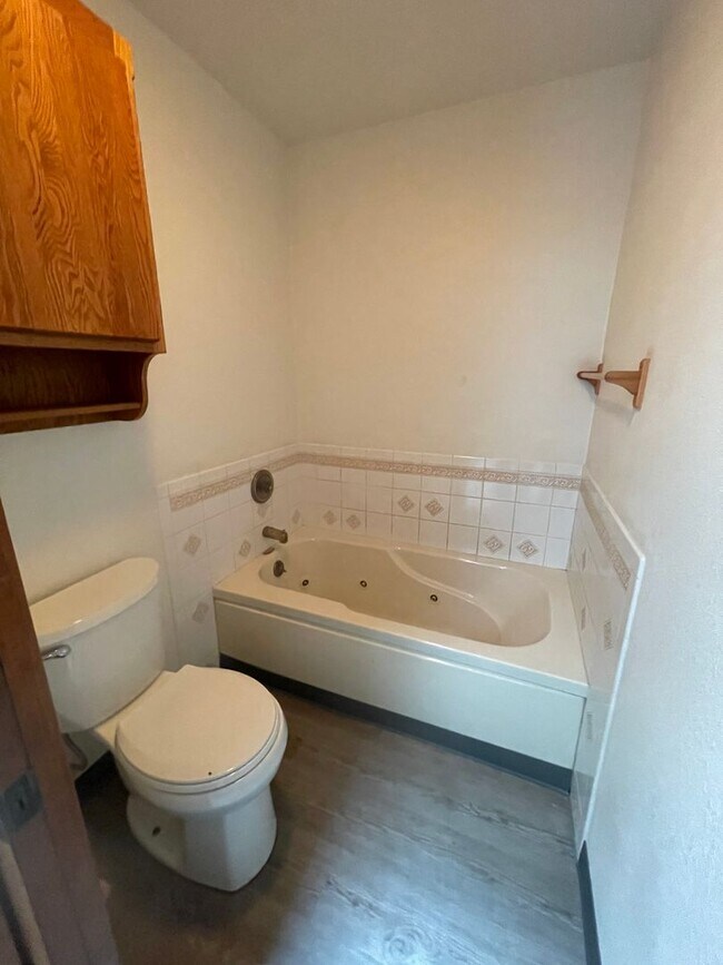 Building Photo - Available Now 3 bedroom 2 bath Hucrest home