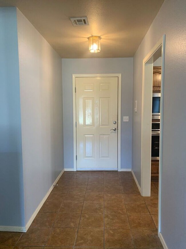Building Photo - This beautifully updated three-bedroom, tw...