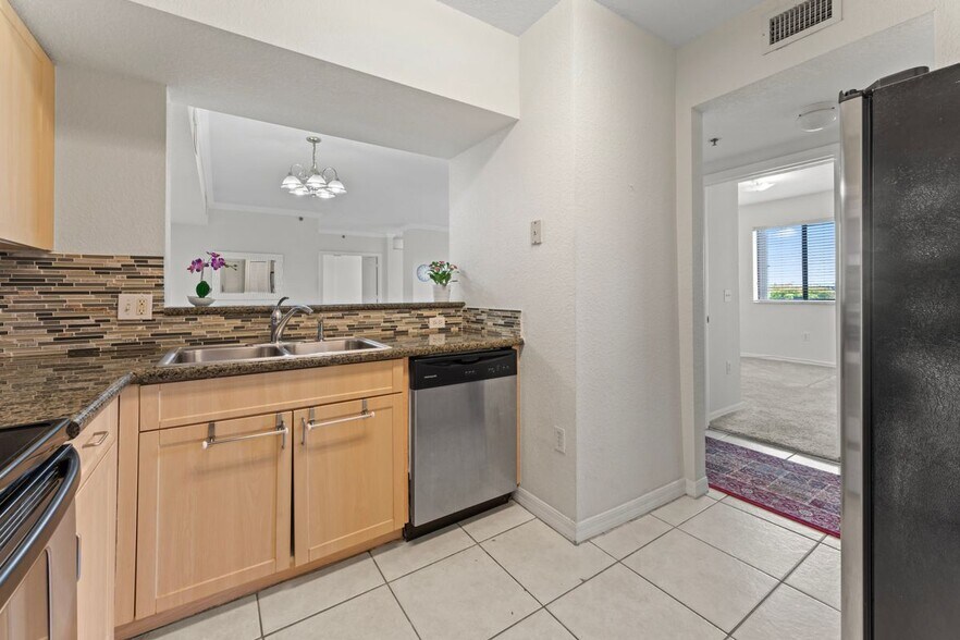 Building Photo - 9340 Fontainebleau Blvd