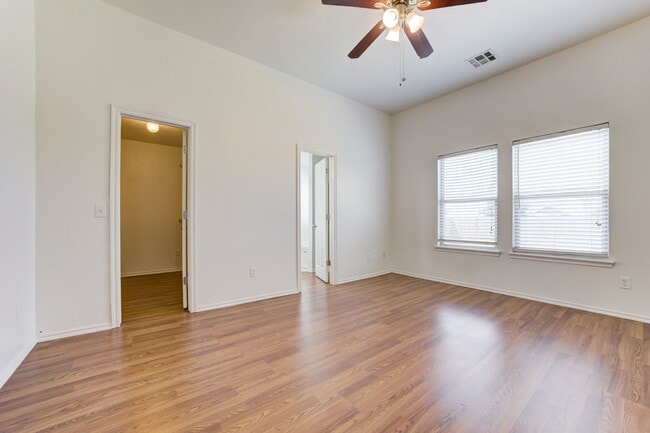 Building Photo - 2813 Edgemere Dr
