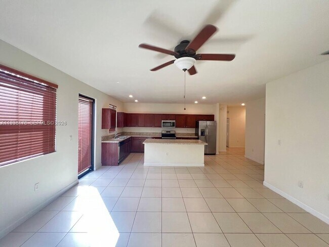 Building Photo - 191 SE 35 Ave