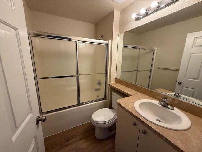 Building Photo - 2 Bedroom/2 1/2 Bathroom End Unit Apartment