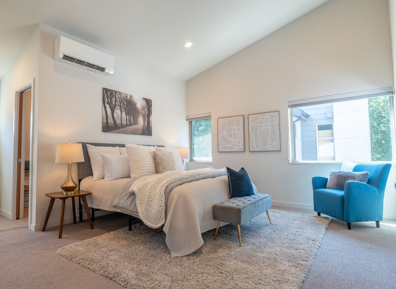 Large primary BR with 18 ft vaulted ceiling - 424 26th Ave S