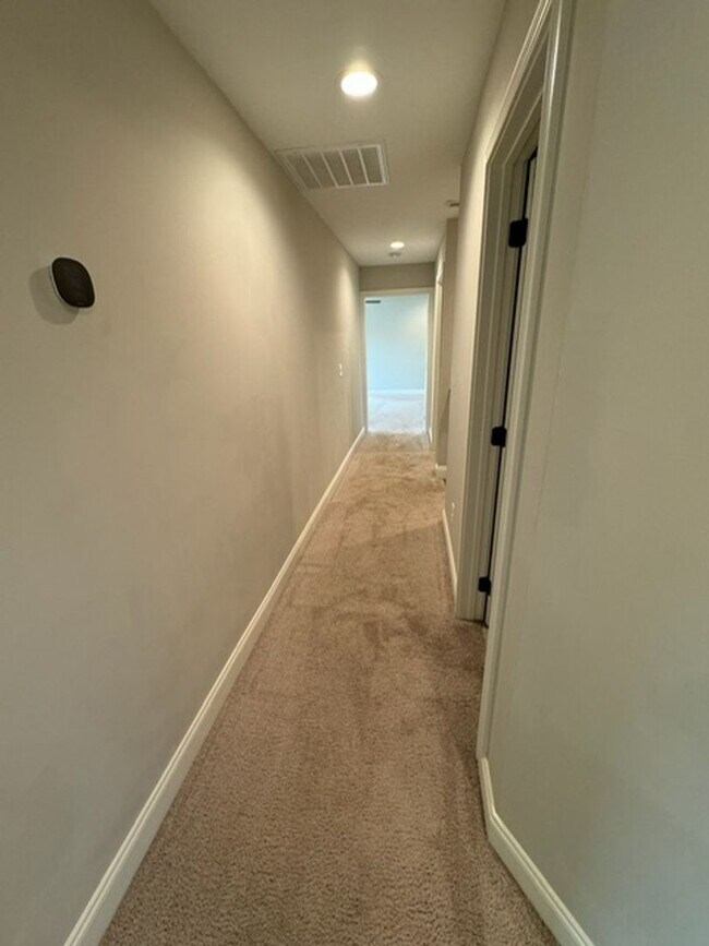 Building Photo - Knoxville 37920 - **COMING AVAILABLE August 1st** Beautiful single family home located in South K...