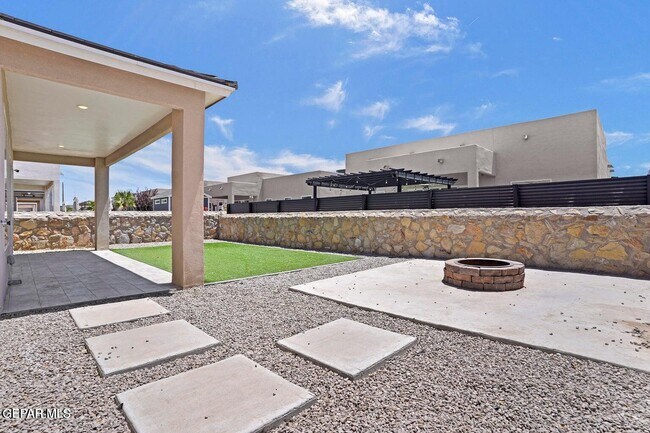 Building Photo - 12344 Desert Hawk Ave