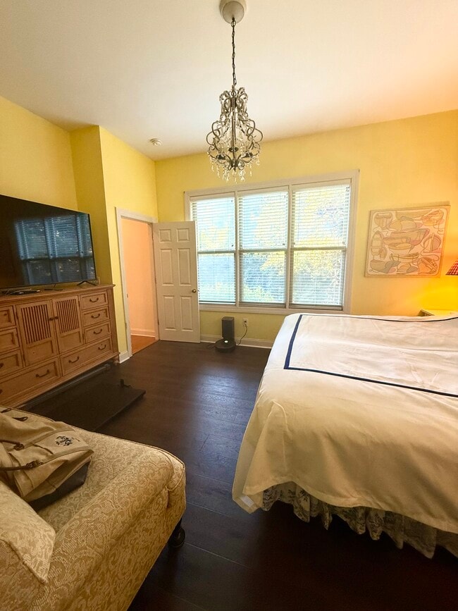 Building Photo - 100 Cottonwood Creek Ln