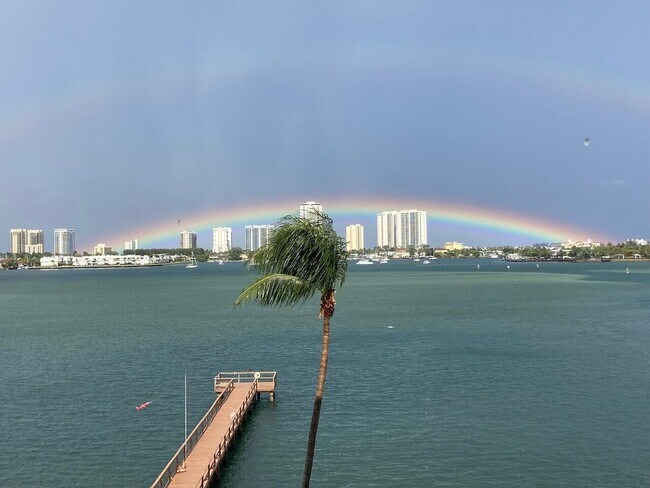 Building Photo - 3040 Lake Shore Dr