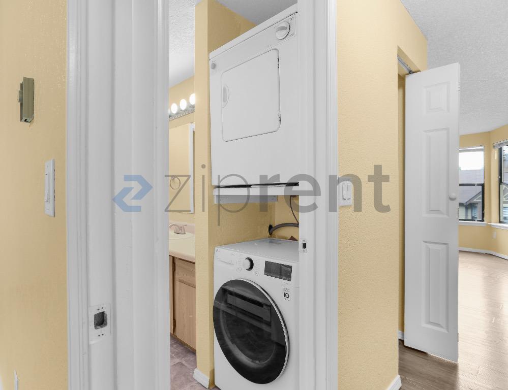 Building Photo - Unit A