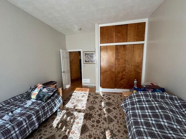 Building Photo - 14 Chelsea St