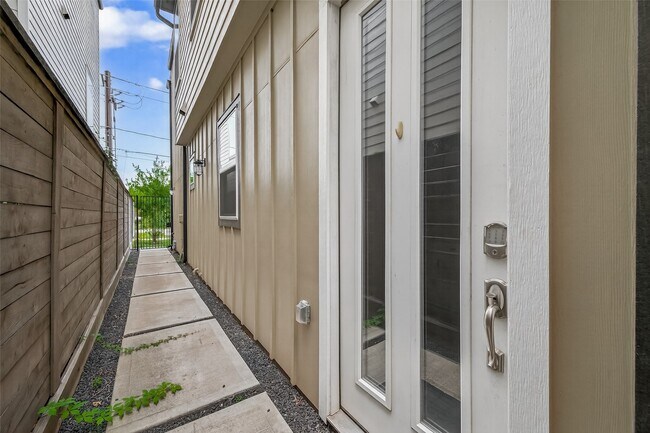 Building Photo - 2617 Live Oak St