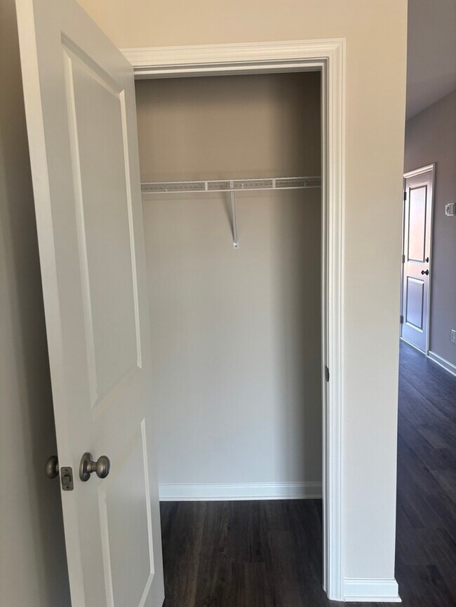 Building Photo - SPacious 3 bedroom 2 1/2 bath home