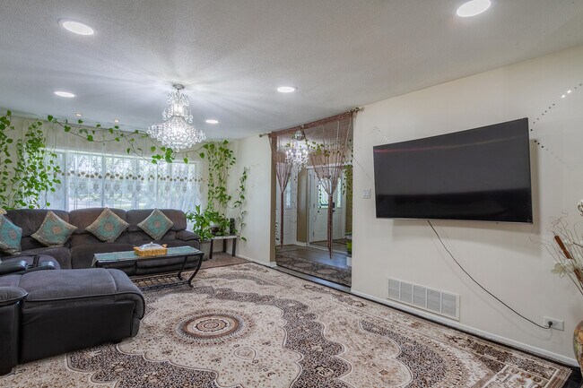 Building Photo - 1126 Tiverton Ct