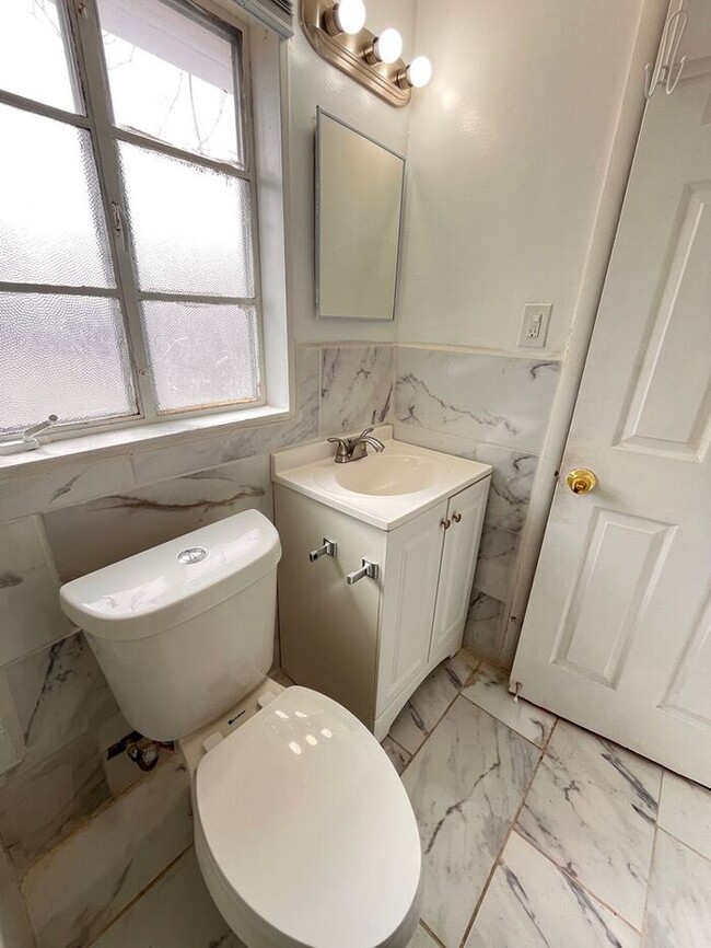 Building Photo - Charming 2-Bedroom Duplex Home / Pet-Frien...