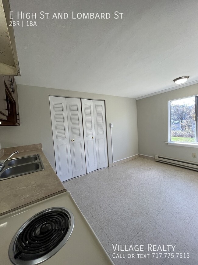 Building Photo - Huge 2-Bed apartment with washer/dryer hoo...