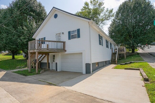 Building Photo - 3 Bed home in Carthage with large basement!