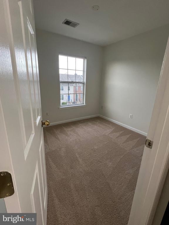 Building Photo - 45515 Lakemont Square